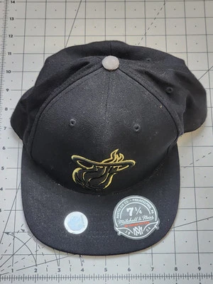Gorra Miami Heat Mitchell and Ness talla ajustada 7,25 7 1/4 color negro y dorado Foto 1 de 4