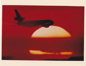 Vintage Luftfahrt Fluggesellschaft Foto Jet Airliner in rotem Himmel gelbe Sonne 8x10 Bild - Bild 1 von 1