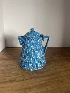Mimbre vintage | Aspecto metálico | Tetera azul y blanca | 6" de alto | Rústica | Casa de campo  - Imagen 1 de 4