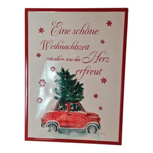 Schild Rotes Auto mit Weihnachtsbaum auf dem Dach, umgeben von Schneeflocken, in - Bild 1 von 4