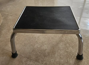 Medline Chrom Fußhocker schwarz Gummioberplatte 16”x12”x8.25” - Bild 1 von 5