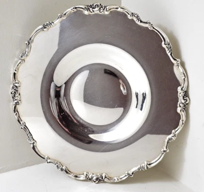 BANDEJA/CARGADOR REDONDA LUNT PLATEADA BORDE DE DESPLAZAMIENTO DE FLORES DE 11" Foto 1 de 4