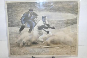 1960 Press Photo Jackie Brandt Scores vs. Elston Howard Orioles Yankees 4-23-60 - Picture 1 of 4