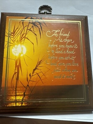 Placa de pared de madera vintage de 1980 con sello A Friend Is There Before You Know Foto 1 de 4