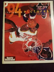 1994 SPORTS ILLUSTRATED HAKEEM OLAJUWON HOUSTON ROCKETS THE YEAR IN PICTURES NEW - Picture 1 of 1