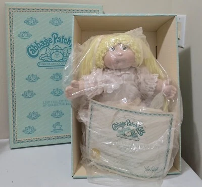 De colección 1985 Cabbage Patch Kids porcelana Leslie Ellen# LEA 23 y certificado de autenticidad y soporte, NUEVO Foto 1 de 4