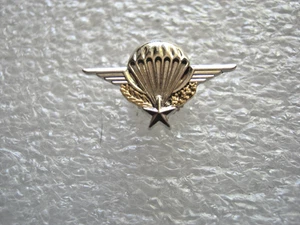 BOUTONNIERE DES TROUPES AEROPORTEES BREVET PARACHUTISTES ATTACHE A VIS FAB. Y.B - Picture 1 of 3