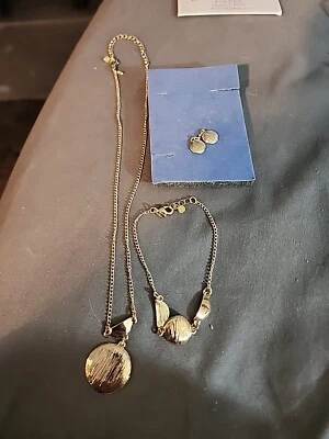 Avon 2005 Shell "Y" Necklace And Bracelet And Earrings Boxed Gift Set - Image 1 of 4