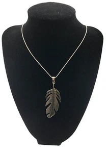 Collar Colgante Hoja Tono Plata 39 Pulgadas Cierre Garra Langosta - Imagen 1 de 6