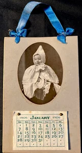Bebé en CAPA Antiguo 1906 Gabinete Tarjeta Foto con Calendario de 12 Meses Cinta Original - Imagen 1 de 5