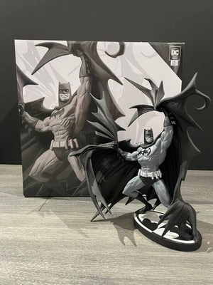 Estatua DC Direct Batman Blanco y Negro Denys Cowan Escala 1/10 Foto 1 de 4