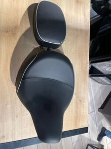 Coppia selle originali Triumph per Bonneville Speedmaster (T2307223 e T2303888) - Foto 1 di 10