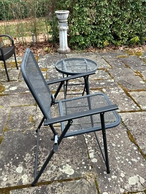 Juego de sillas de mesa de exterior de aluminio fundido con caja y barril, metal patio luz negra Foto 1 de 4