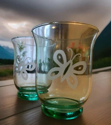 2 Candelabros Votivos “Etiqueta” Grabados Mariposa Vidrio Verde Muy Delicado Foto 1 de 4