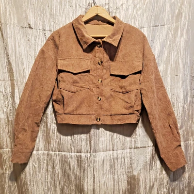 Jaqueta cropped de veludo marrom camelo tamanho pequeno colarinho aba bolsos botão para cima - Imagem 1 de 4