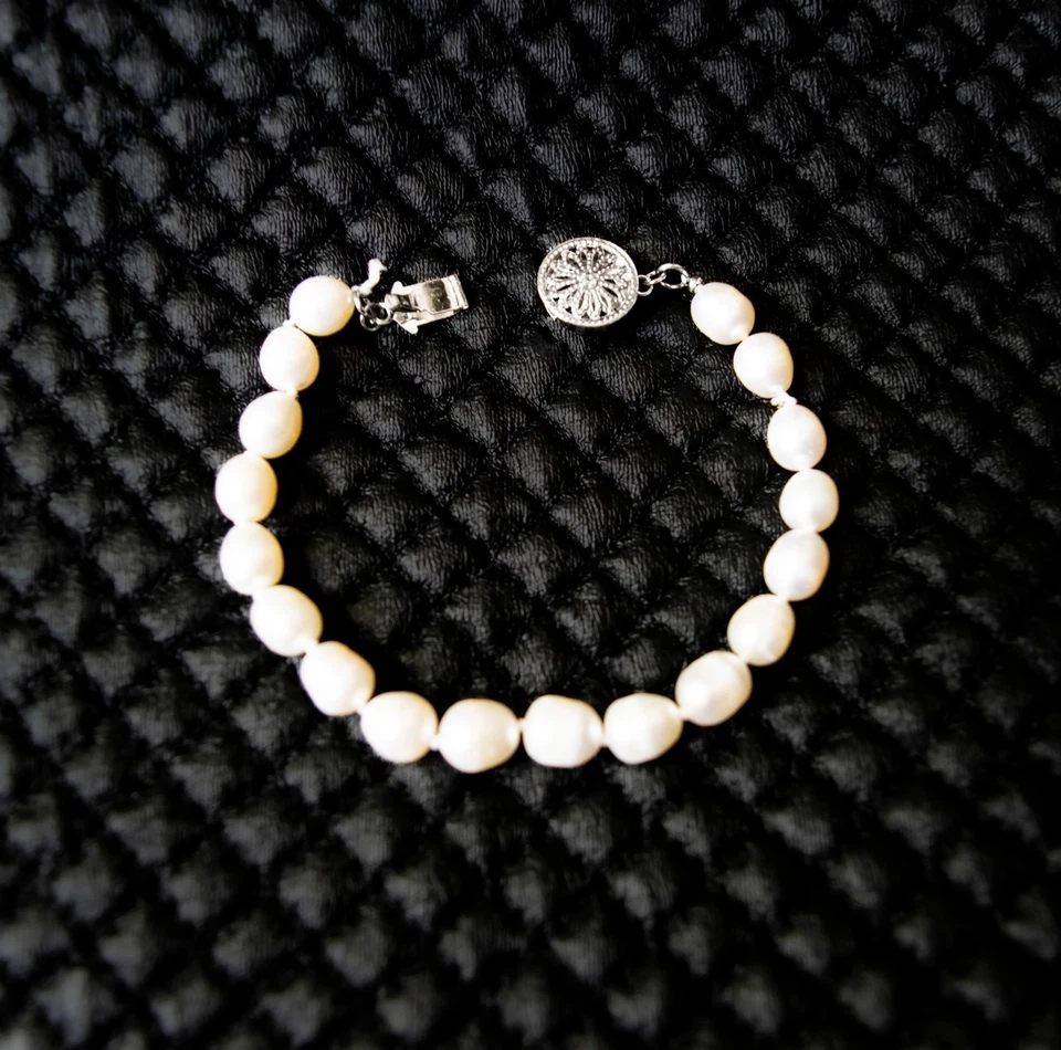 Brazalete de perlas de agua dulce genuinas con cierre de detalles de oro de 10K de 7,1" Foto 1 de 4