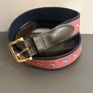 Vineyard Vines Swordfish Herren Gürtel 34 rosa blaues Band braun Leder Messing " - Bild 1 von 9