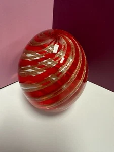 Pisapapeles de vidrio artístico transparente con cintas rojas y doradas - Imagen 1 de 2
