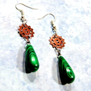 Orecchini Gioielli Verde Screziato Pietra a Goccia + Ingranaggi Rame Upcycled Moda - Foto 1 di 2