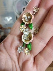 VTG KARU ARKE PINK+ YELLOW ENAMEL FLOWERS RHINESTONE DANGLE EARRINGS SCREW 3-D - Picture 1 of 12