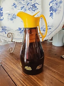 8.5" Vintage Log Cabin Amber Glass Syrup Pour Pitcher Yellow Lid & Eagle Decals - Picture 1 of 10