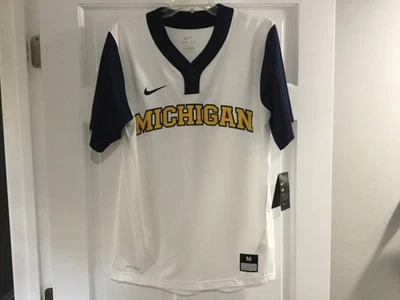 NUEVO CON ETIQUETAS - Camiseta deportiva de softbol réplica de 2 botones cosida Nike Mich Wolverines - MEDIANA - $80 Foto 1 de 4