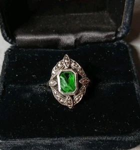 Women's Vtg Ring Avon Green Emerald Color Marble Glass Cabochon Ring Size 8 - Picture 1 of 2