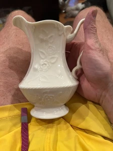 Jarra de porcelana con flores de 6,5" con diseño floral elevado de Lenox EE. UU. RARA - Imagen 1 de 5