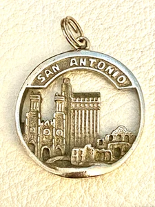 Dije/colgante de plata esterlina gruesa vintage sello del horizonte de San Antonio - Imagen 1 de 5
