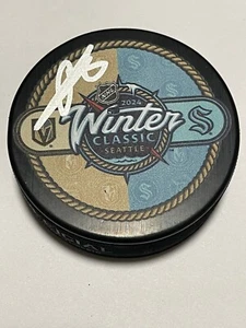 Adam Larsson signiert 2024 Kraken Winter klassisch Hockey Puck Beckett BAS COA IP a - Bild 1 von 2