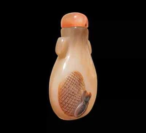 China, Natural Agate Stone Carved Snuff Bottle: A Bee on a Honeycomb - Picture 1 of 6