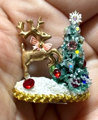Artisan Christmas Tree & Reindeer Centerpiece 1:12 Dollhouse Miniature 0OAK - Image 1 of 4