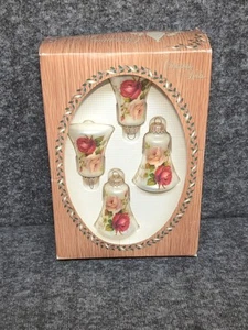 Adornos navideños de vidrio con forma de campana 1996 vintage vidrio de diseñador rosa victoriana - Imagen 1 de 11