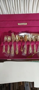 Juego de cubiertos de acero inoxidable dorado en un estuche servicio para 8 - Imagen 1 de 8