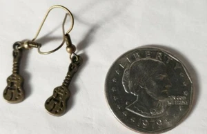 Guitar charm earrings, brass color metal, handmade - Picture 1 of 2