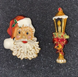 2 broches/pin firmados Christopher Radko esmalte Papá Noel y luz poste Navidad - Imagen 1 de 7