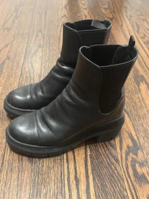 Женские черные кожаные боевые сапоги Stuart Weitzman размер 5  - Изображение 1 из 4