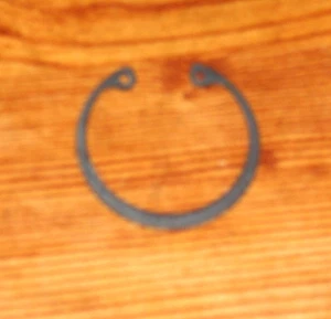 SUZUKI RM125 RM250 RMX250 REAR WHEEL BEARING RETAINER CLIP SNAP RING,08331-41479 - Bild 1 von 2