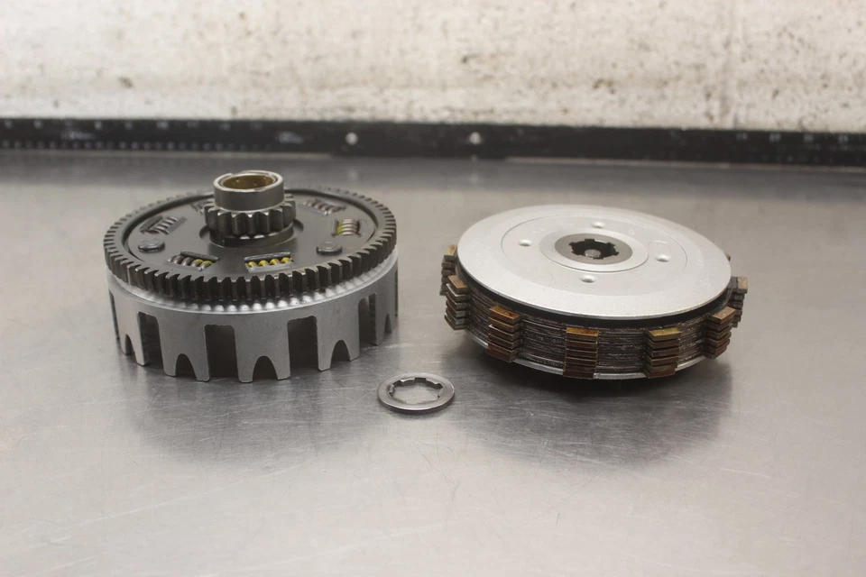 Yamaha TT250 1980 embrague completo con placas cubo de cesta Y859 Foto 1 de 4