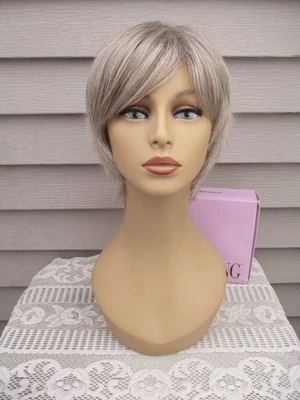 Peluca Paula Young RYAN Talla PETITE Color #56 PLATA Gris MODIFICADA Leer Foto 1 de 4