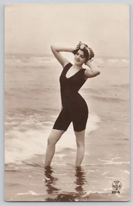 Signora in costume da bagno vintage cartolina A Noyer Post Francia non spedita - Foto 1 di 2