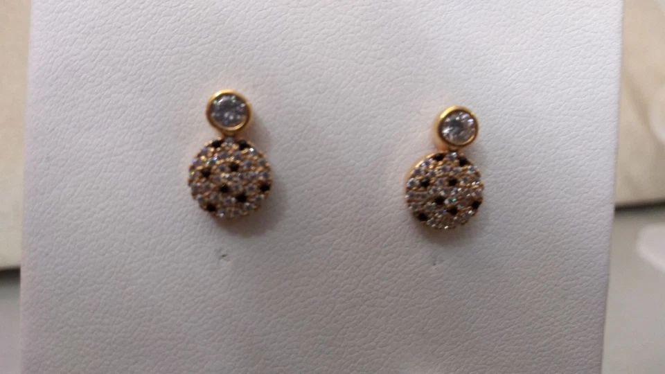 Orecchini in argento dorato  a bottone  con zirconi neri e bianchi - Immagine 1 di 1