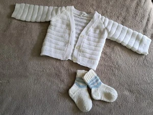 Set Babyjäckchen - Vintage - Gr. ca. 62 - wollweiß und handmade Söckchen  - Bild 1 von 3