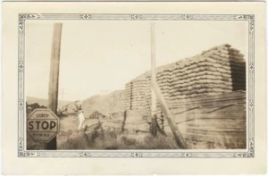 Campamento de construcción de carreteras con madera y sacos de arena American West años 40 foto - Imagen 1 de 1