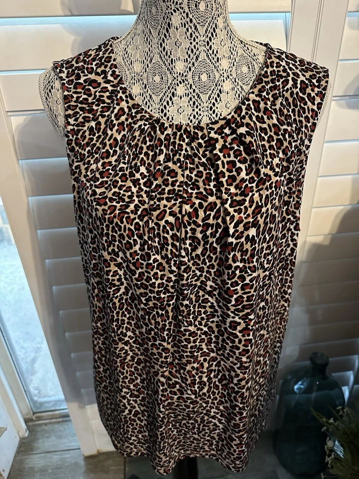 Jones New York 百褶大圆领无袖勃艮第动物印花上衣,尺寸 XL,二手状况完好 — 第 1/1 张图片