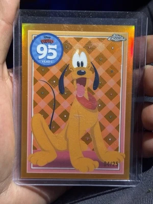 2025 Topps Cromo Disney Pluto 95 Años SSP Naranja Refractor/25 Foto 1 de 2