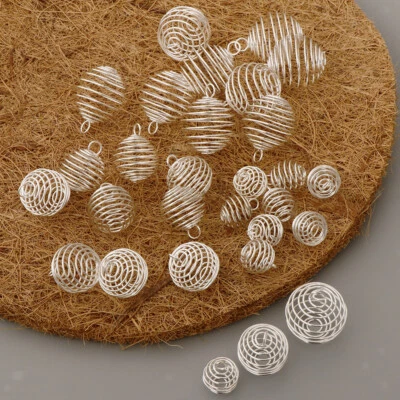 30 Pz Argento Placcato Spirale Bead Cage Pendenti Di Fascini Fatto Di Lega Per - Immagine 1 di 4