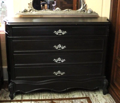 Французский антикварный комод Людовика XV | Окрашенный в черный цвет с декоративной фурнитурой - Изображение 1 из 4