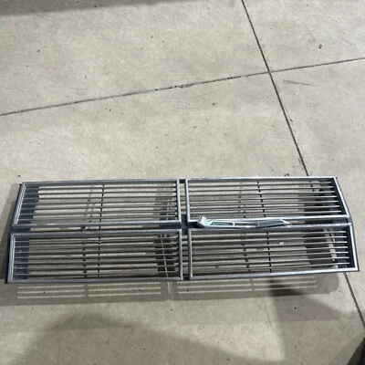 Ford Thunderbird 1969 parrilla delantera usada Foto 1 de 4