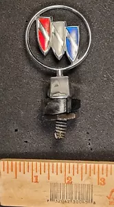 Vintage OEM Buick Hood Emblem Badge Complete With Base Spring Nut - Foto 1 di 4